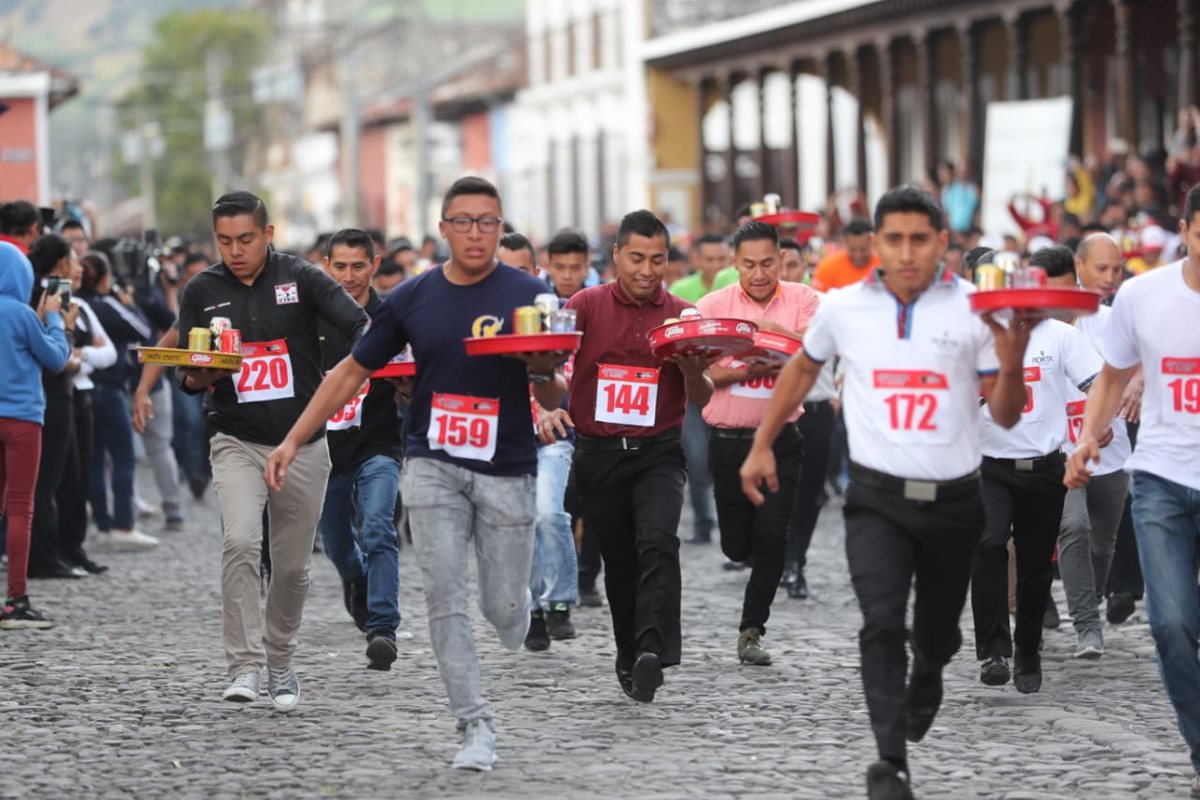 Meseros corren con charolas en la mano en Antigua Guatemala, Sacatepéquez. (Foto Prensa Libre: Érick Ávila).