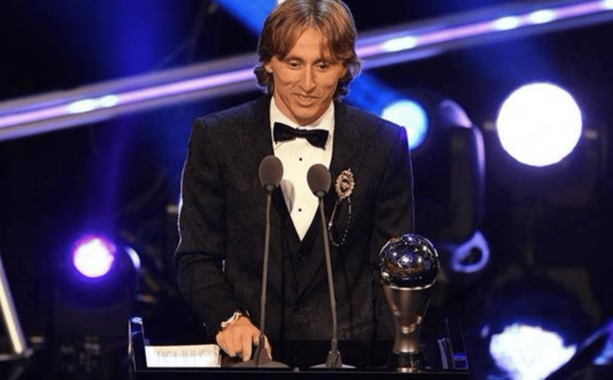 Luka Modric recibió el Premio The Best por su buena actuación en el 2018. (Foto Prensa Libre: AFP).