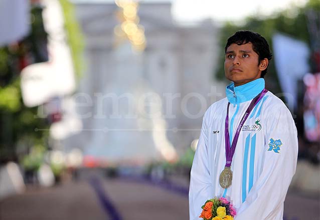 Visiblemente conmovido, el atleta Erick Barrondo observa cuando se iza la bandera de Guatemala en Londres. (Foto: Hemeroteca PL)