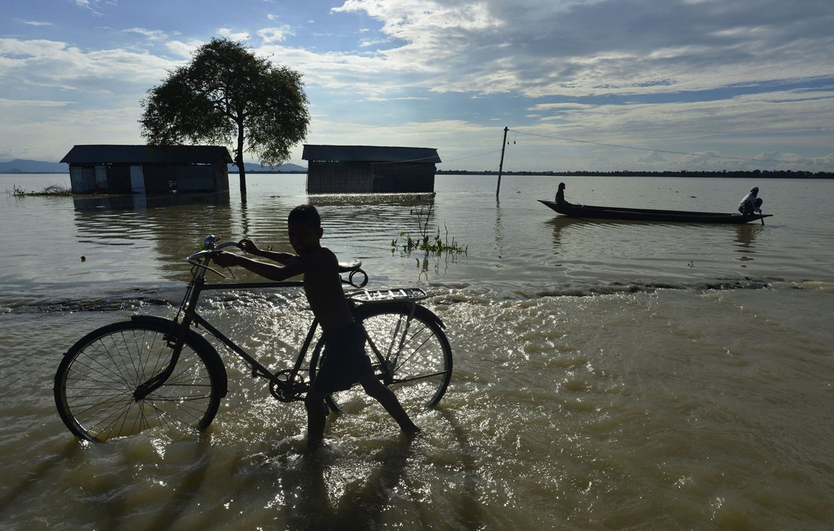 Las inundaciones amenazan áreas vulnerables por el fenómeno de "La Niña". (Foto Prensa Libre: EFE).