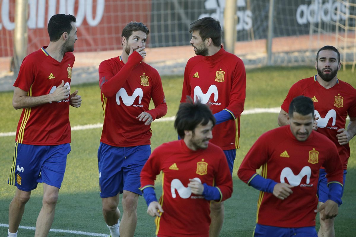 Sergio Ramos y Gerard Piqué comparten en la selección de España. (Foto Prensa Libre: AFP)