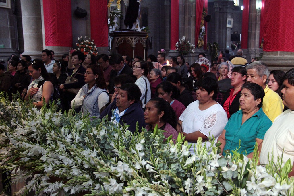 Fieles participan en misa en honor de la Virgen del Rosario, en Quetzaltenango. (Foto Prensa Libre: Carlos Ventura)
