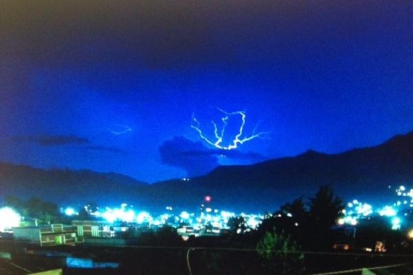 Relámpagos iluminan el cielo de Quetzaltenango una noche de noviembre, originando un espectáculo  digno de una postal que fue admirado por centenares de personas.
