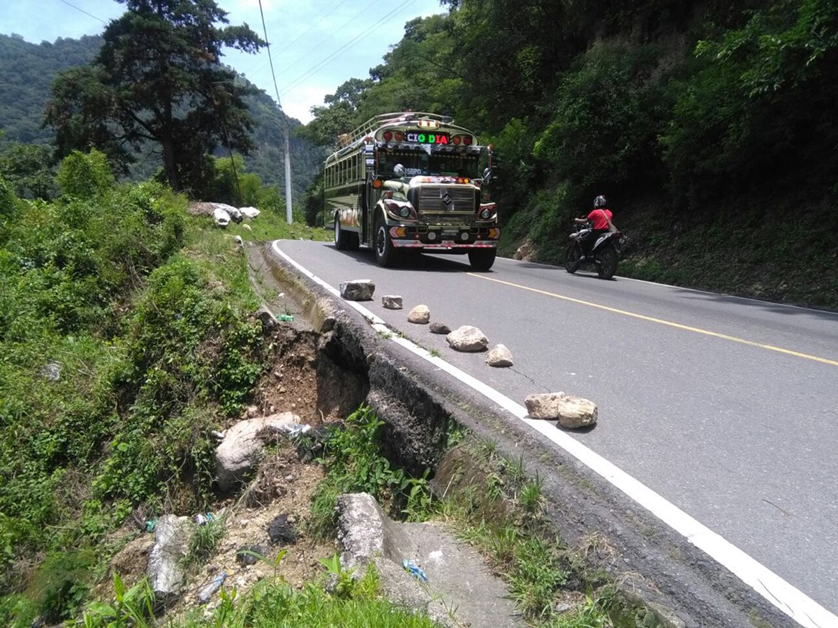 Un socavamiento podría colapsar la ruta entre Panajachel y Sololá. (Foto Prensa Libre: Ángel Julajuj)