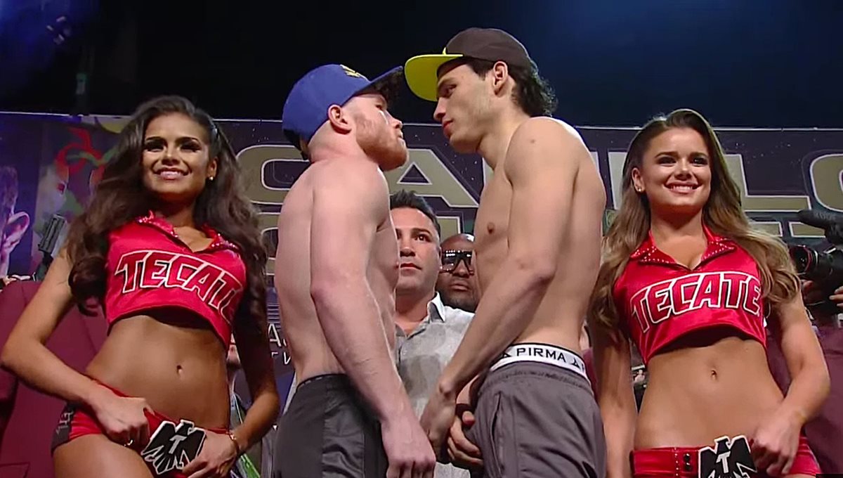 Los boxeadores mexicanos Saúl "Canelo" Álvarez (i) y Julio César Chávez Jr. (d) durante la ceremonia de pesaje, este viernes. (Foto Prensa Libe: EFE)
