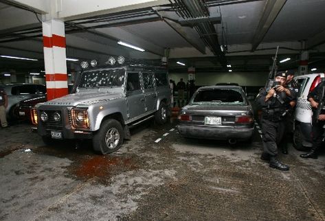Vehículos con impactos de bala en el sótano de Tikal Futura. (Foto Prensa Libre)