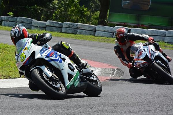 El competidor  profesional de motovelocidad Enrique Echeverría —moto blanca— ha destacado con su Suzuki GSXR 1000 cc K8 modelo 2008.