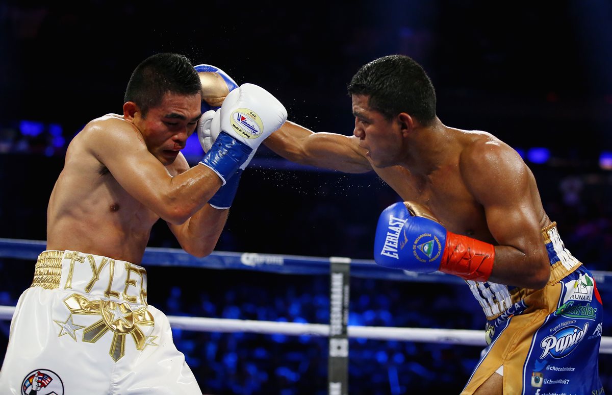 Roman González acierta un golpe a Brian Viloria durante la pelea de anoche. (Foto Prensa Libre: AFP)