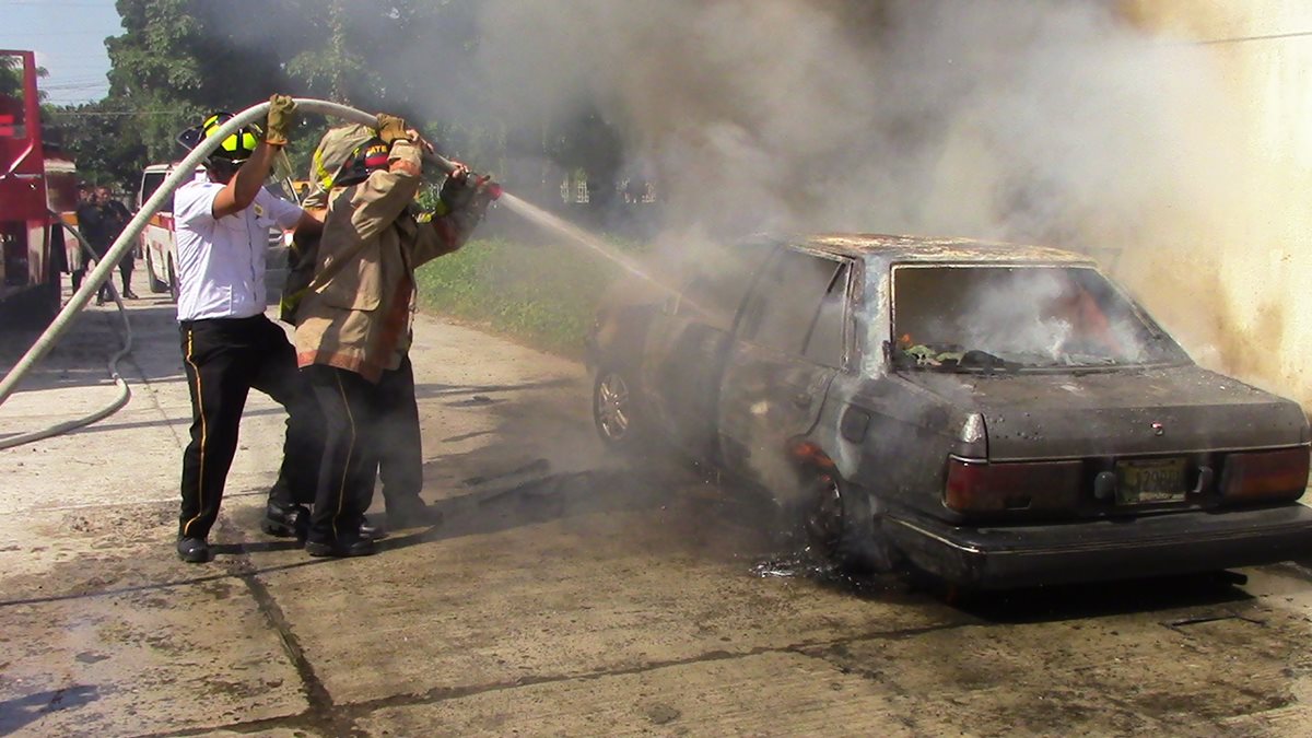 Bomberos Voluntarios apagan incendio en vehículo, en Mazatenango, Suchitepéquez. (Foto Prensa Libre: Melvin Jacinto Popá)