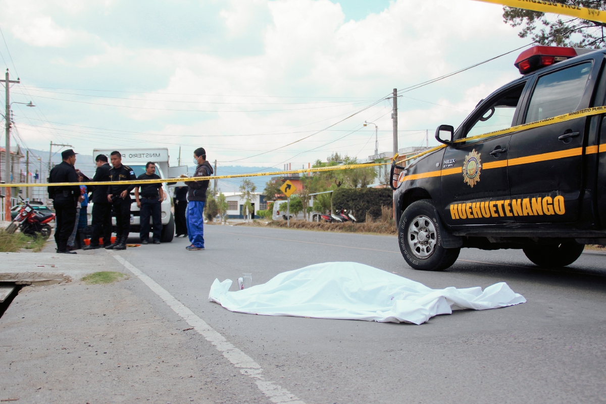El cuerpo  de la  mujer quedó sobre la cinta asfáltica, luego de  que fuera  arrollada. (Foto Prensa Libre: Mike Castillo)