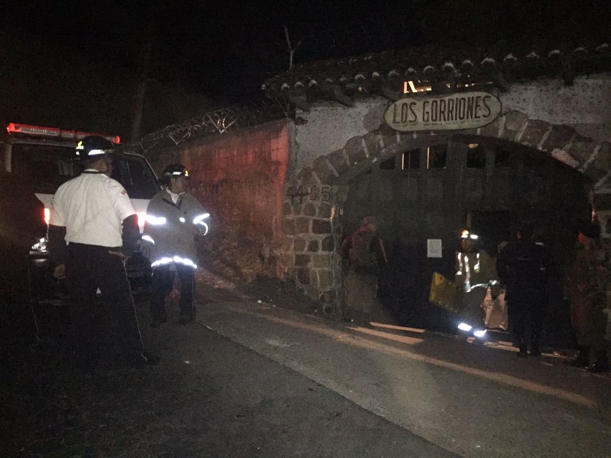 Bomberos Voluntarios en el centro de detención de menores luego de los disturbios. (Foto Prensa Libre: CVB)