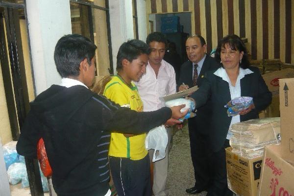 Personal de Gobernación  recibe donaciones de vecinos de San Marcos.