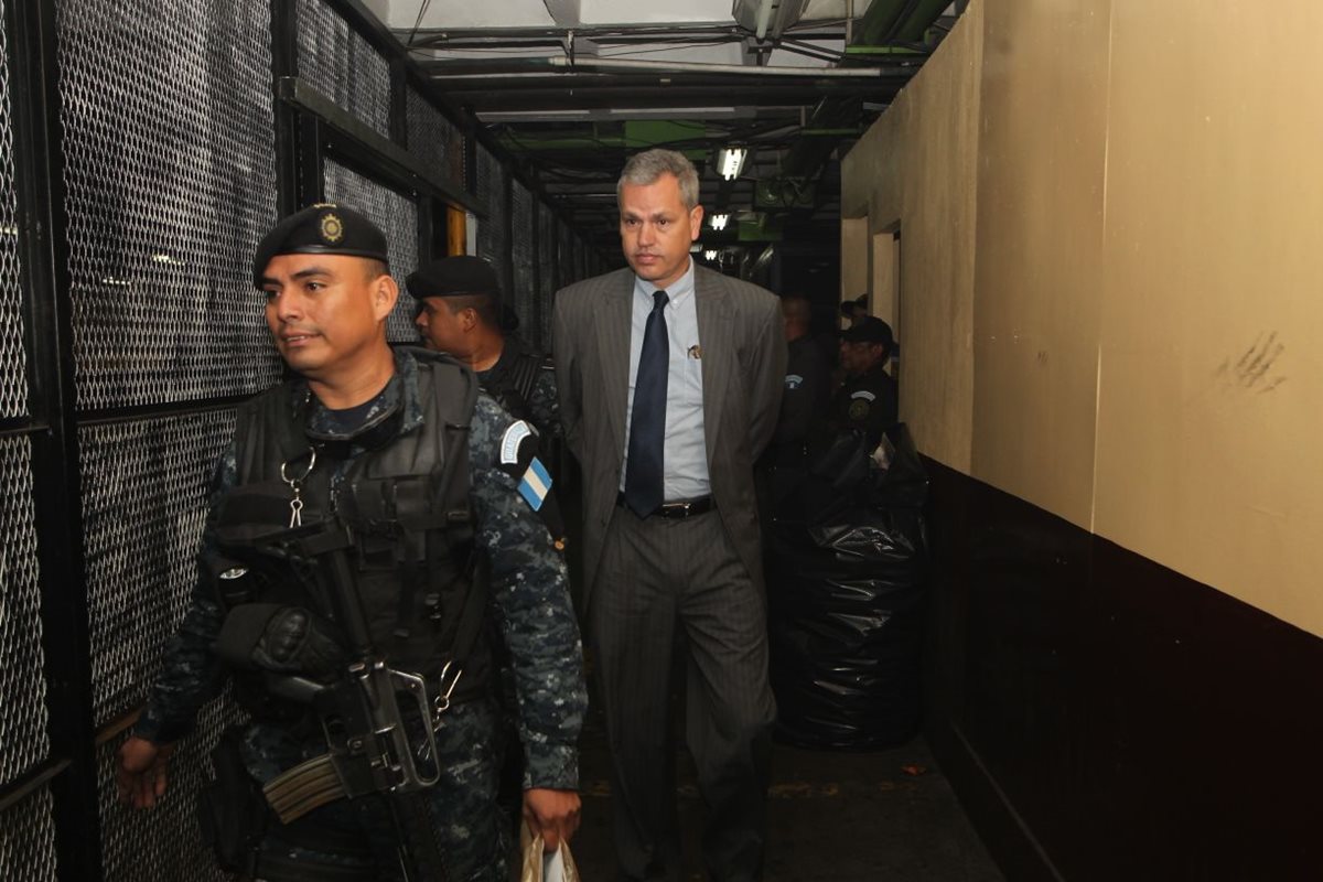 Diputado Christian Boussinot en su paso por carceletas previo a ser llevado al juzgado que ordenó su captura. (Foto Prensa Libre: Érick Ávila)