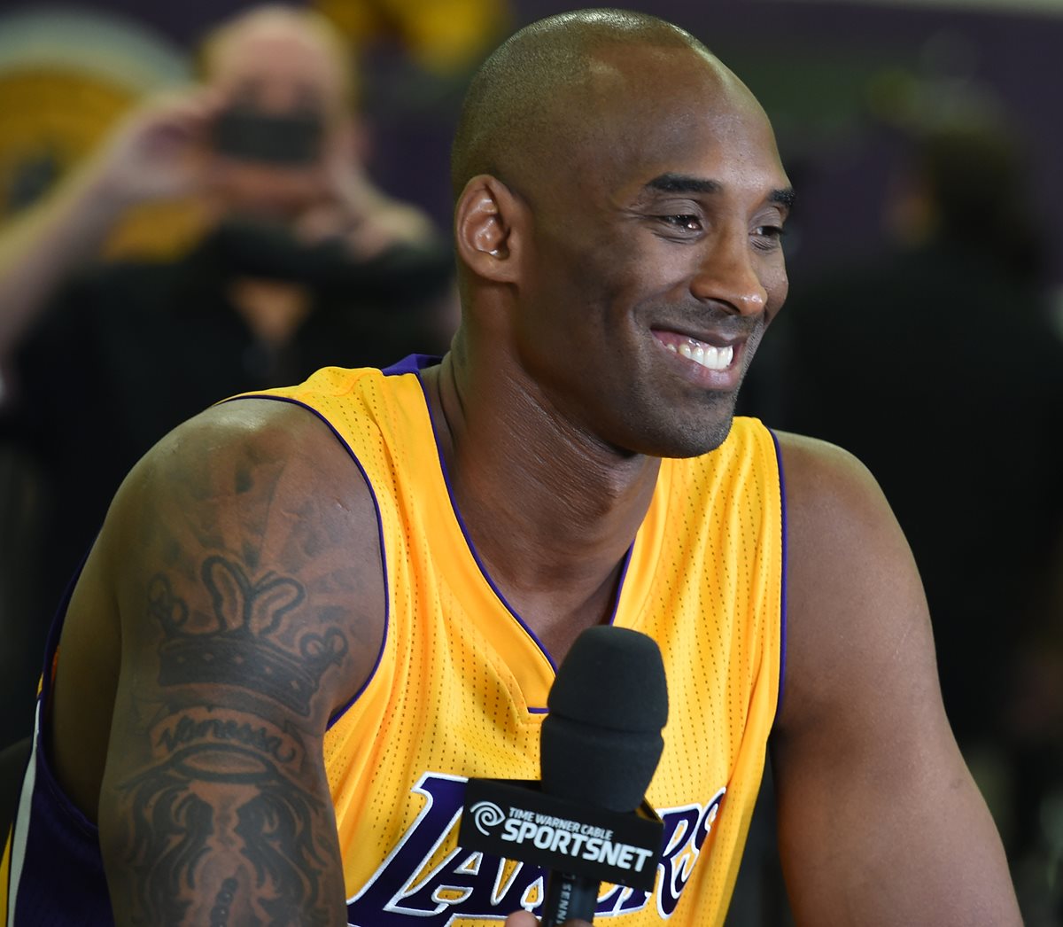 En su intervención frente a la prensa, Kobe Bryant nunca perdió la sonrisa. (Foto Prensa Libre: AP)