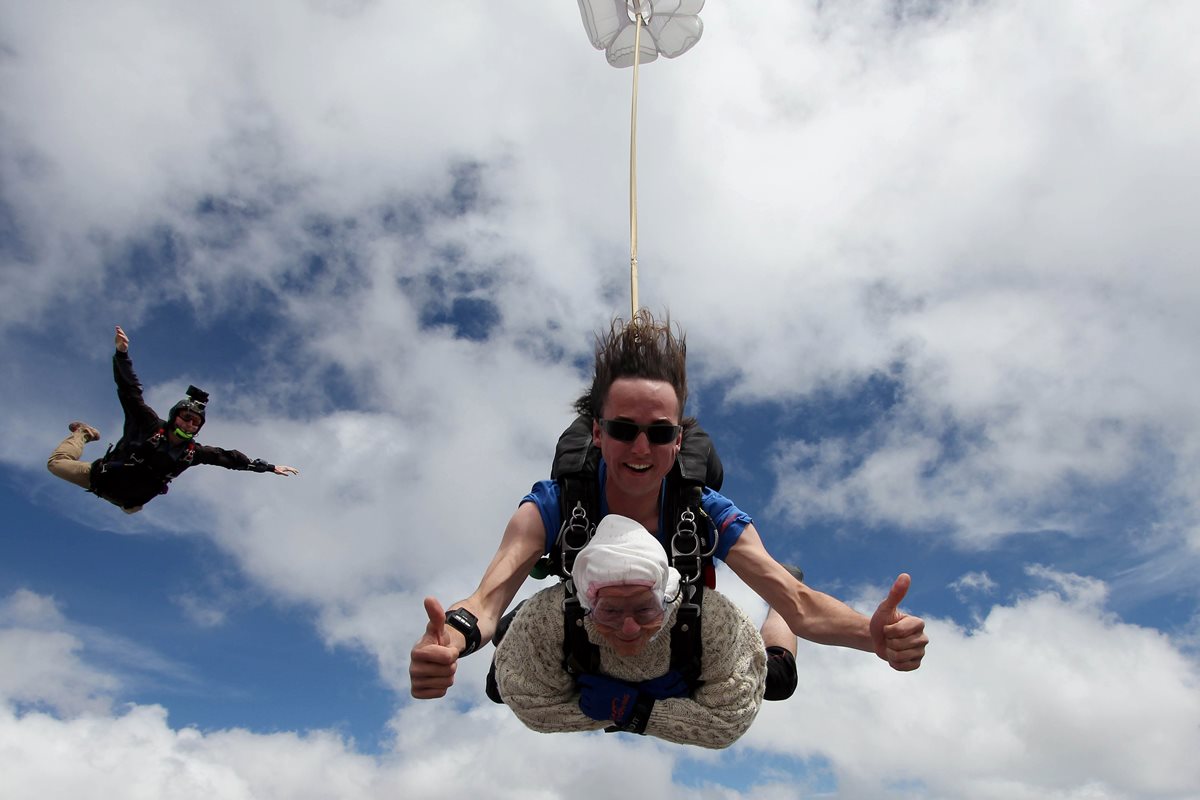 Irene O'Shea de 102 años impuso un récord al convertirse en la paracaidista más anciana del planeta. (Foto Prensa Libre: AFP)