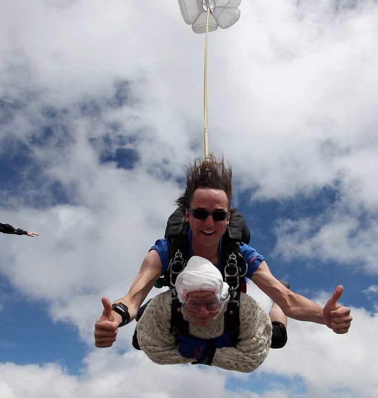 Irene O'Shea de 102 años impuso un récord al convertirse en la paracaidista más anciana del planeta. (Foto Prensa Libre: AFP)