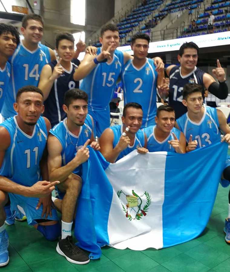 Los jugadores de la selección masculina de voleibol de sala festejaron su presea dorada.  (Foto Prensa Libre: Carlos Vicente)