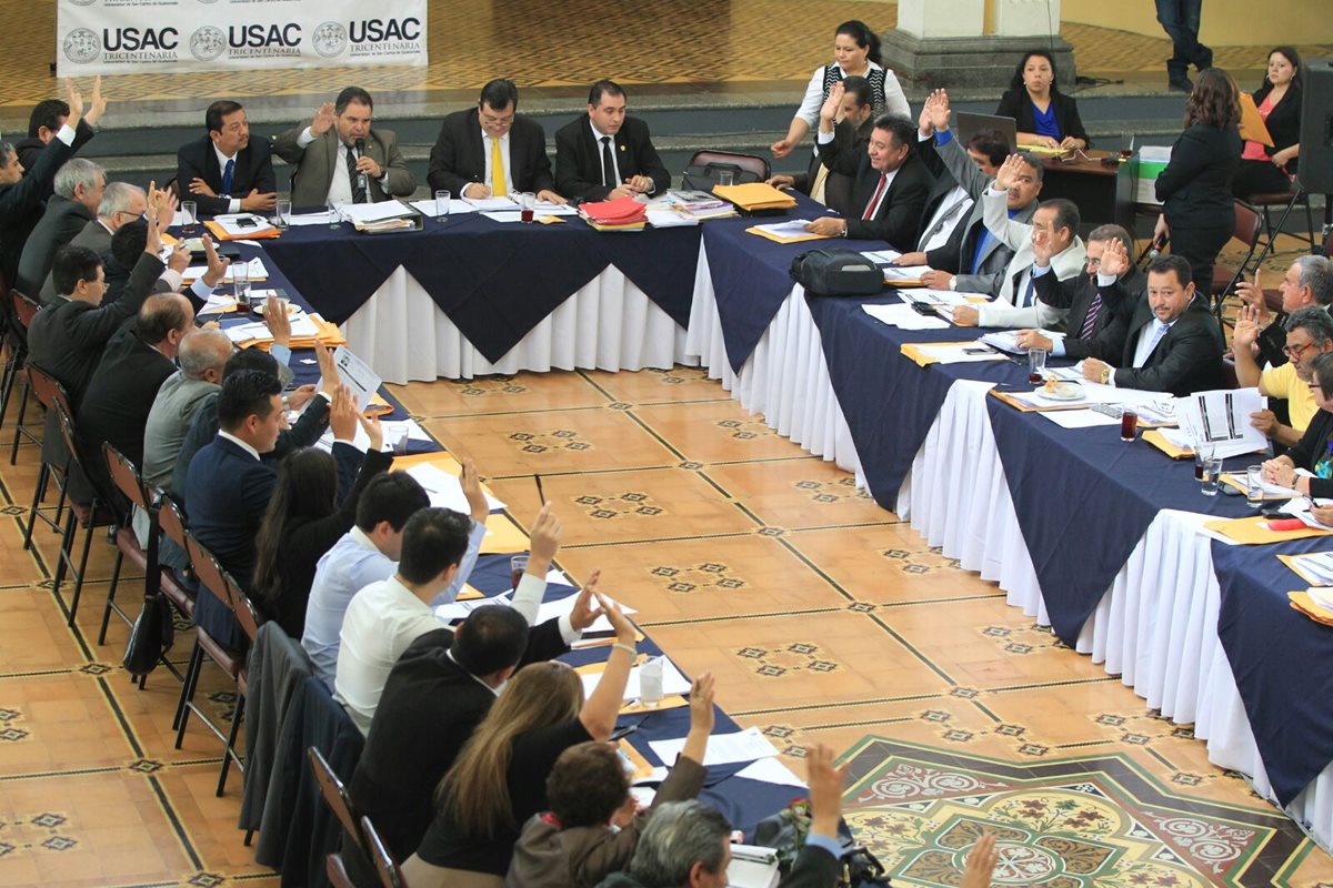 El CSU vota por los magistrados, titular y suplente, ante la Corte de Constitucionalidad. (Foto Prensa Libre: Esbin García)