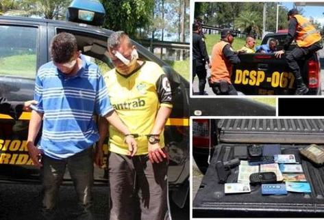 Dos asaltantes de buses fueron capturados cuando despojaban de sus pertenencias a usuarios de un bus. (Foto Prensa Libre: PNC)