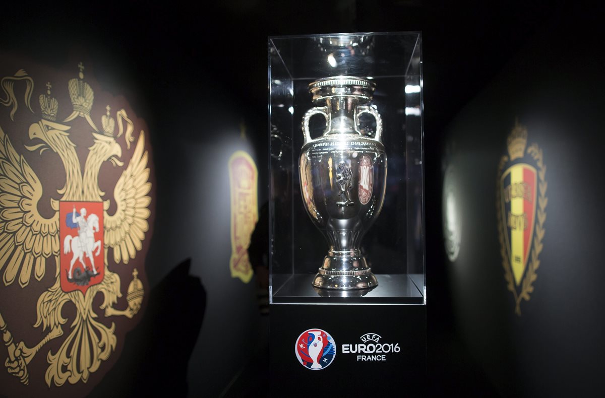 Este será el trofeo que se entregue al ganador de la Eurocopa 2016 el próximo 10 de julio. (Foto Prensa Libre: EFE)
