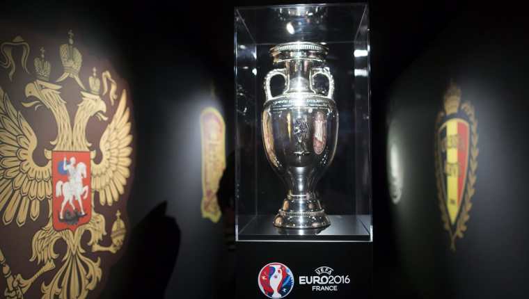 Este será el trofeo que se entregue al ganador de la Eurocopa 2016 el próximo 10 de julio. (Foto Prensa Libre: EFE)