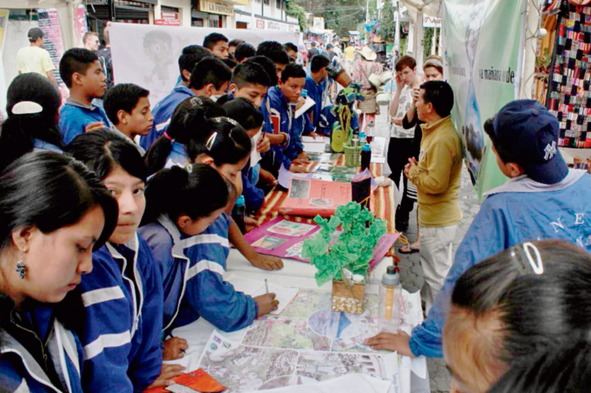 Estudiantes reciben charla de medioambiente en Panajachel, Sololá.