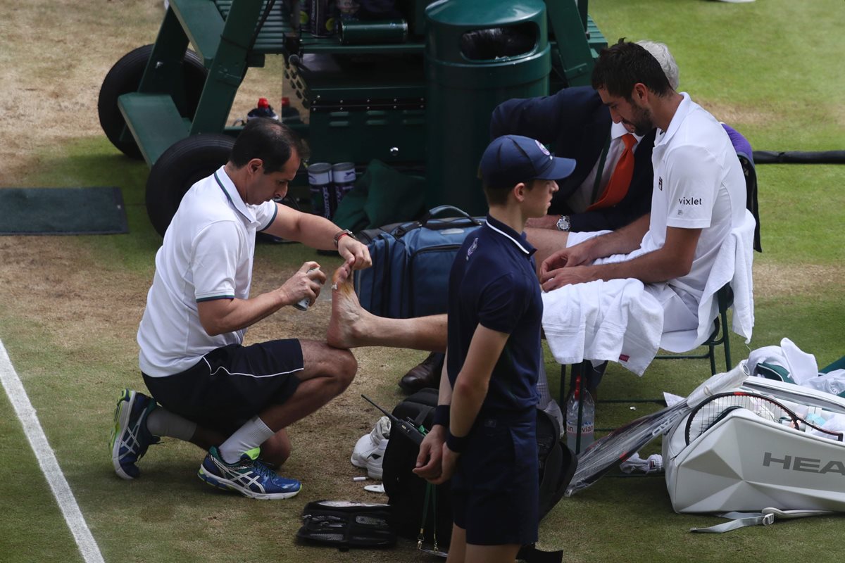 Marin Cilic tuvo problemas físicos durante el partido. (Foto Prensa Libre: AFP)