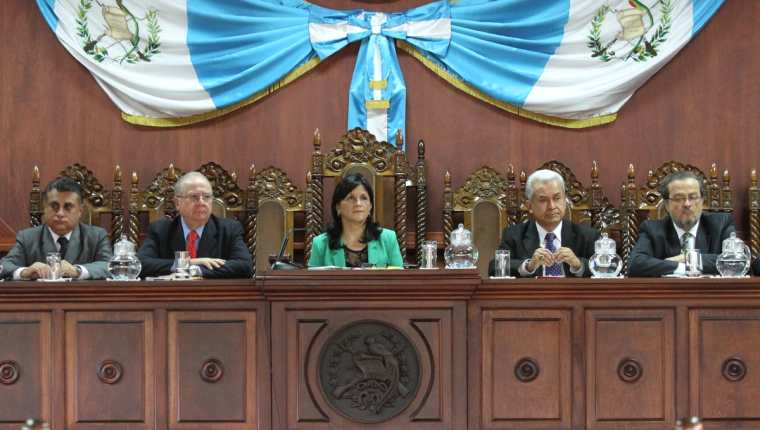 La presidenta de la CC Gloria Porras -al centro- autorizó la bonificación. (Foto Prensa Libre: Hemeroteca PL)