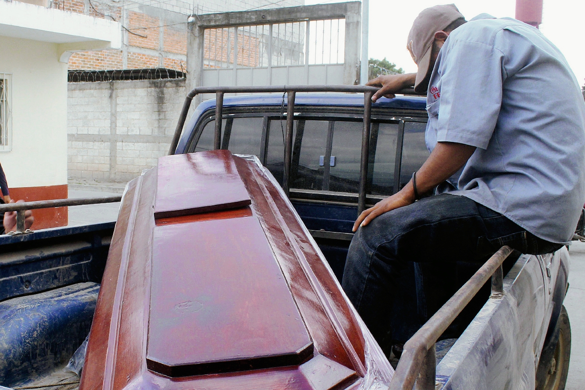 Féretro  con  los restos de Carlos Hernández, quien murió   baleado  por desconocido. (Foto Prensa Libre: Hugo Oliva)