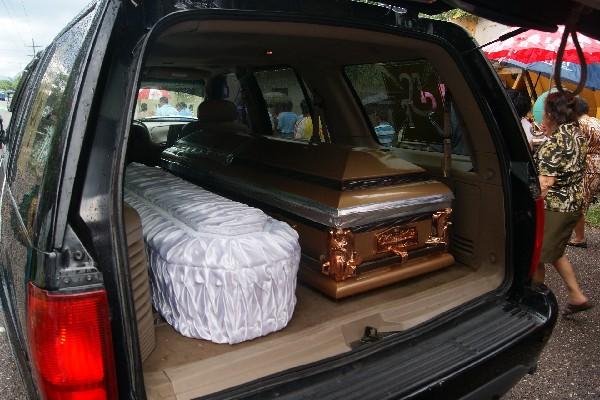 Llevan féretros    en vehículos.