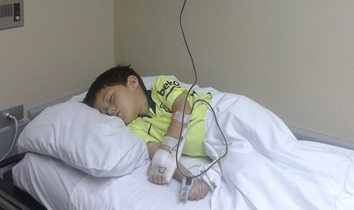El pequeño Adrián Andrés González Solares, duerme mientras recibe una transfusión de sangre. (Foto Prensa Libre: Cortesía)