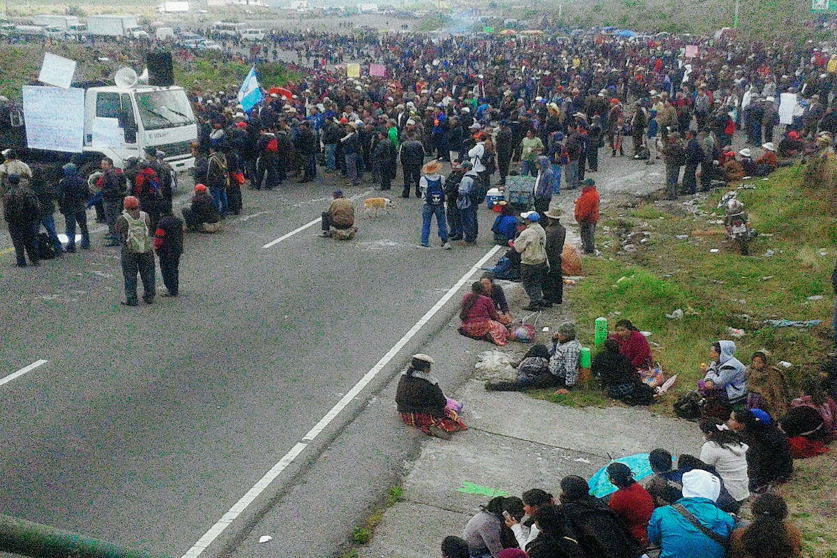Manifestantes bloquean ruta Interamericana, en km 170, Santa Catarina Ixtahuacán, Sololá. (Foto Prensa Libre: Ángel Julajuj)