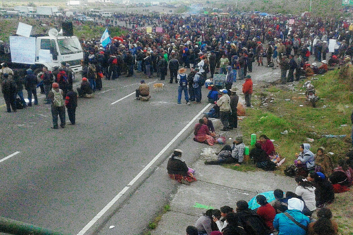 Manifestantes bloquean ruta Interamericana, en km 170, Santa Catarina Ixtahuacán, Sololá. (Foto Prensa Libre: Ángel Julajuj)