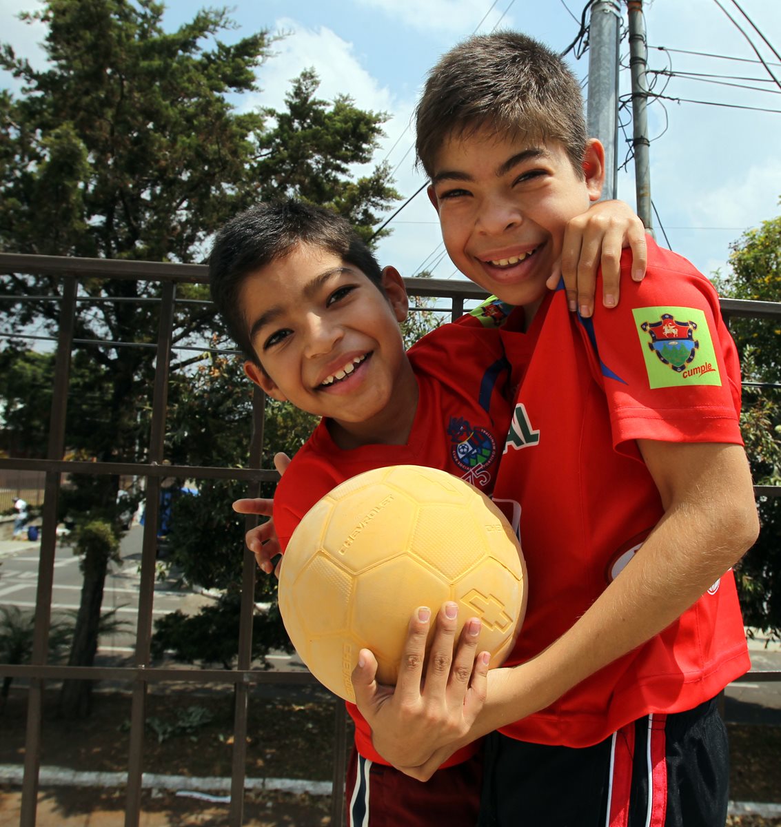 Cristian y Josué Argueta Gramajo son seguidores del equipo de futbol Municipal. (Foto Prensa Libre: Hemeroteca PL)