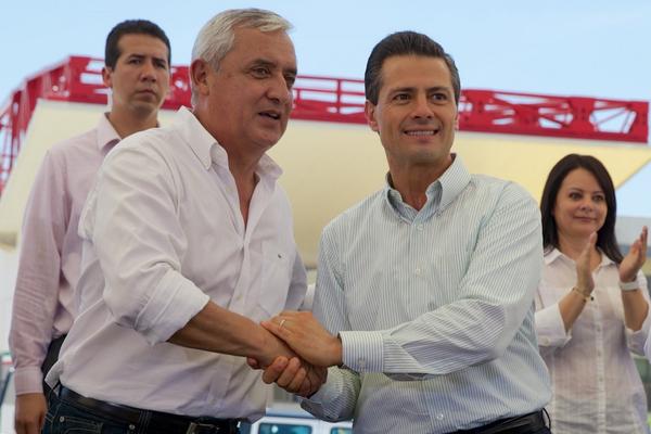 Los presidentes Otto Pérez Molina y Enrique Peña Nieto se reunieron en la zona fronteriza. (Foto Prensa Libre: Presidencia de México)