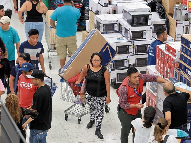 Línea blanca y pantallas planas son los artículos más buscados por los clientes en Walmart. Ayer se vio alta afluencia en la tienda Roosevelt. (Foto, Prensa Libre: Juan Diego González).