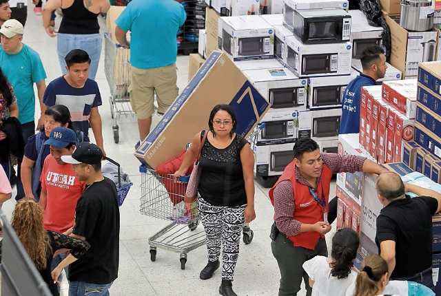 Línea blanca y pantallas planas son los artículos más buscados por los clientes en Walmart. Ayer se vio alta afluencia en la tienda Roosevelt. (Foto, Prensa Libre: Juan Diego González).