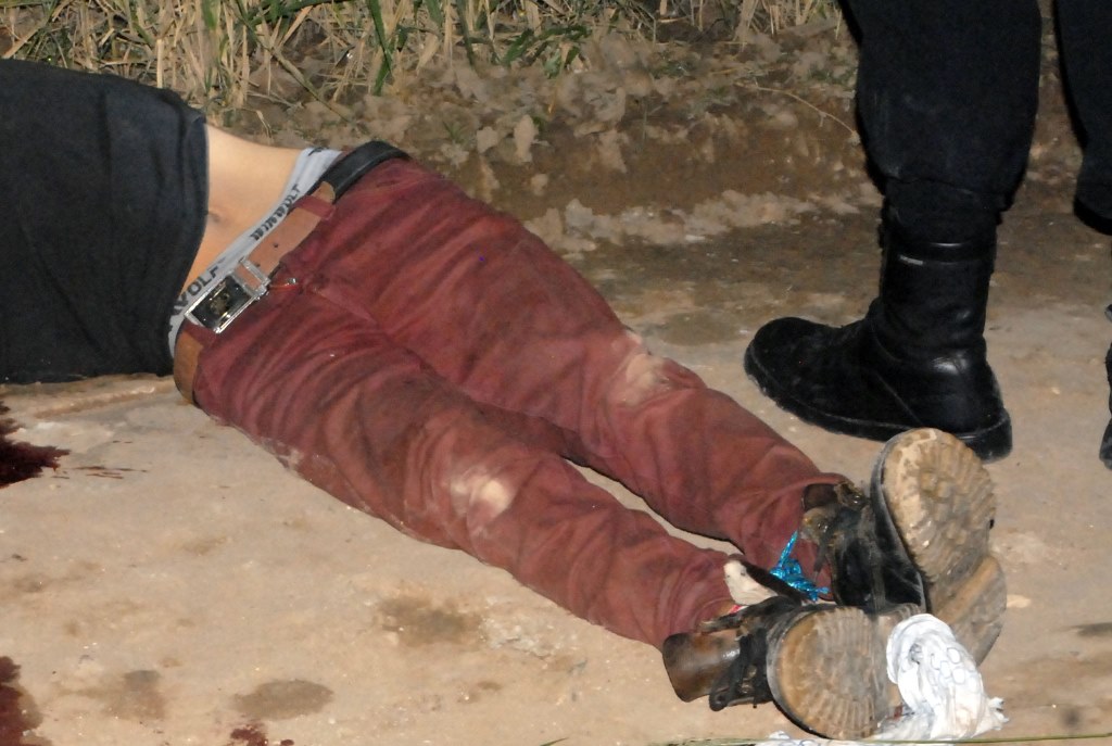 Víctima mortal se halla tirado en el suelo en un sector de Sanarate, El Progeso. (Foto Prensa Libre: Hugo Oliva)