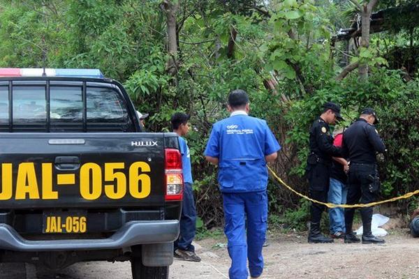 Autoridades reúnen evidencias en el lugar donde fue encontrado el cadáver de Edvin Giovanni De la Cruz, en Jalapa. (Foto Prensa Libre: Hugo Oliva)