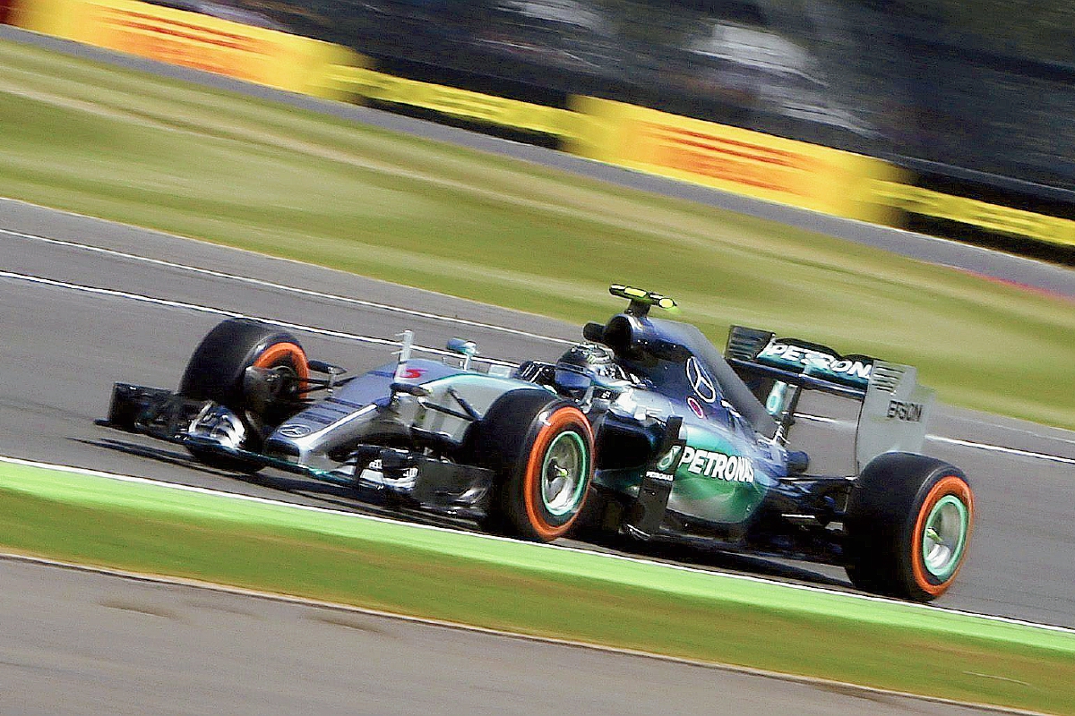 El piloto alemán Nico Rosberg (Mercedes) durante los primeros entrenamientos libres para el Gran Premio de Gran Bretaña, en el circuito de carreras de Silverstone. (Foto Prensa Libre: EFE)