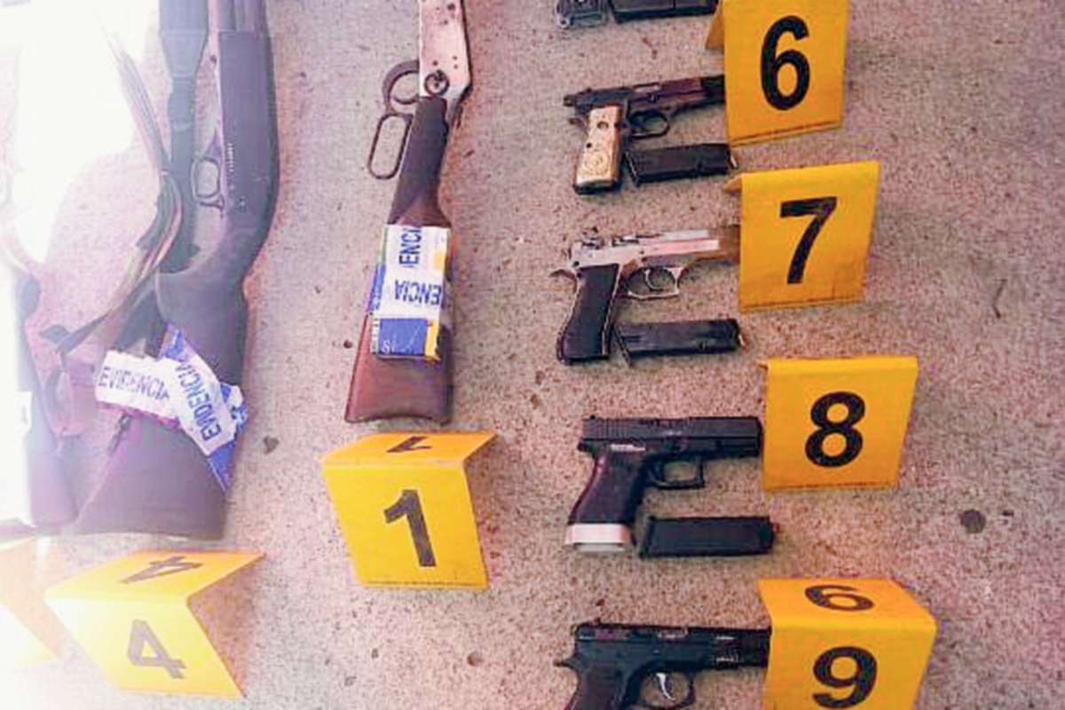 Armas decomisadas en allanamientos, en Ipala, Chiquimula. (Foto Prensa Libre: Edwin Paxtor)