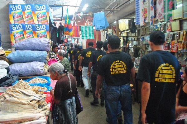 Policías particulares utilizan una playera que los identifica como seguridad del mercado La Terminal, de la cabecera de Retalhuleu.
