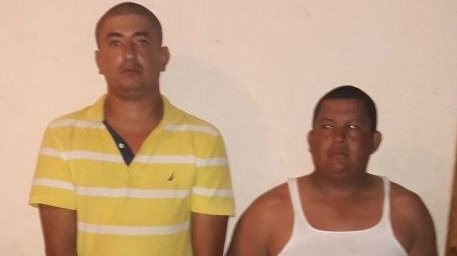 Capturados son puestos a disposición de un juzgado en Morales, Izabal. (Foto Prensa Libre: PNC)