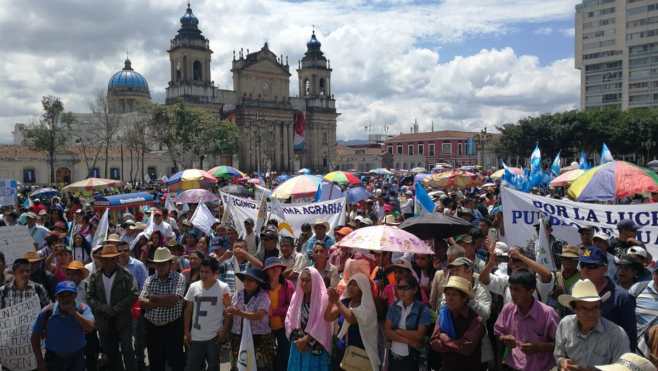 Manifestantes en la Plaza de la Constitución muestran pancartas en rechazo a la corrupción.