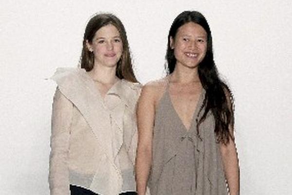 Las diseñadoras Johanna Perret y Tutia Schaad en la Semana de la Moda de Berlín que se celebra en la capital alemana.