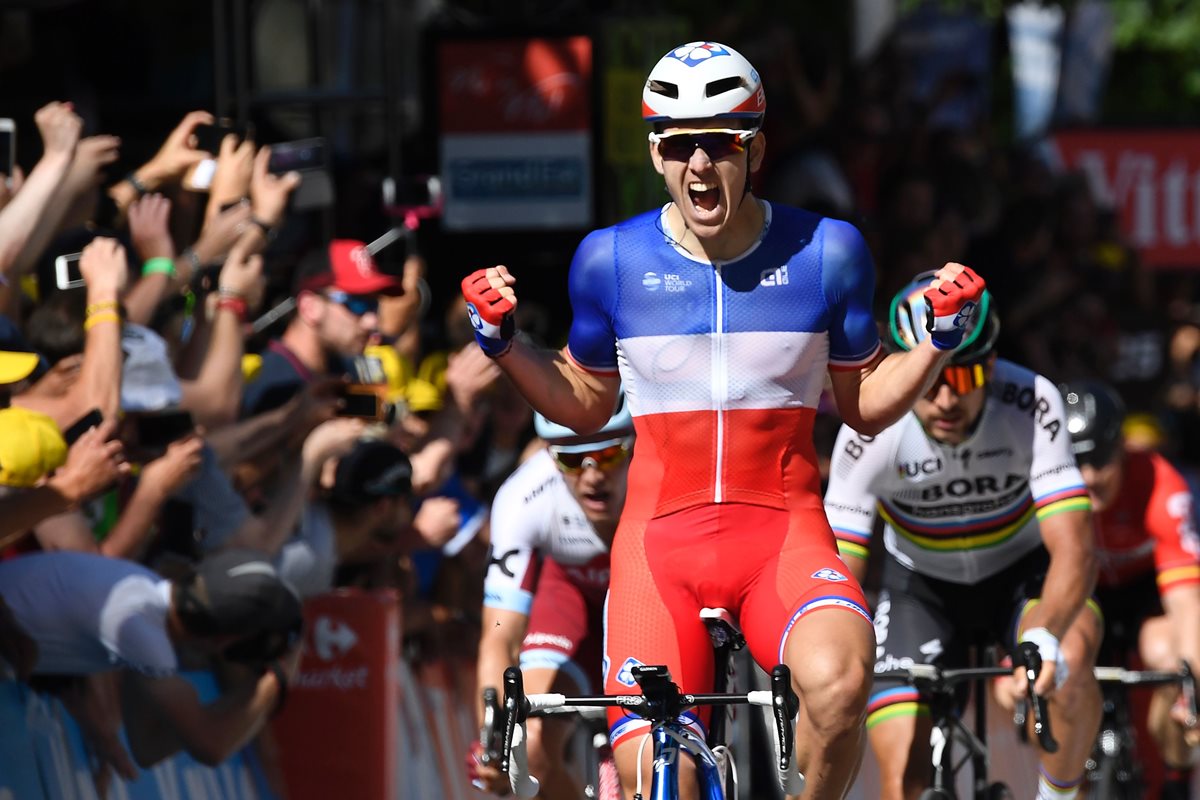 El ciclista francés del equipo FDJ, Arnaud Démare, celebra su victoria en la cuarta etapa del Tour de Francia. (Foto Prensa Libre: EFE)