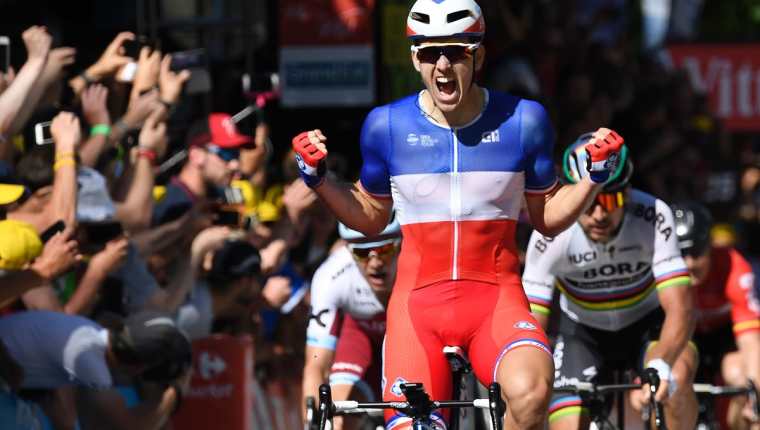 El ciclista francés del equipo FDJ Arnaud Démare celebra su victoria en la cuarta etapa del Tour de Francia. (Foto Prensa Libre: EFE)
