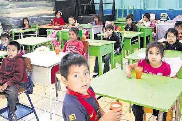 MENORES DE preprimaria a la hora de la refacción en el establecimiento educativo, en aldea Pachaj, Sumpango, Sacatepéquez.