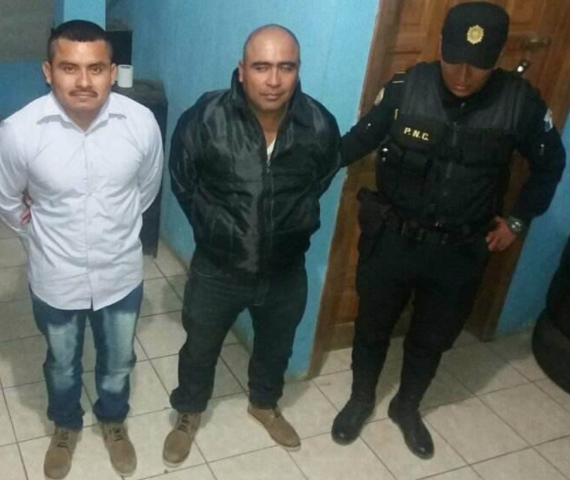 Los dos presuntos delincuentes capturados. (Foto Prensa Libre).