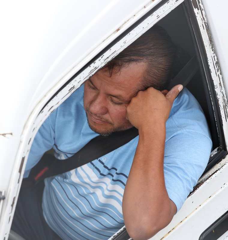Durante el ingreso al Trébol desde la calzada Roosevelth muchos automovilistas se muestran cansados.(Prensa Libre: Paulo Raquec)